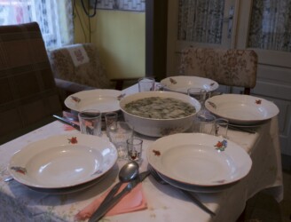 Le dîner est prêt à Purcareni / Dinner is ready in Purcareni Le dîner est prêt à Purcareni / Dinner is ready in Purcareni